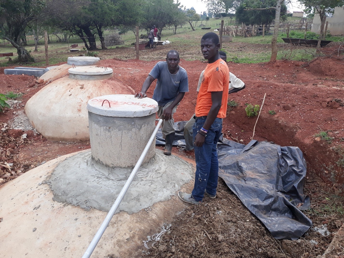 Fixed dome biogas construction